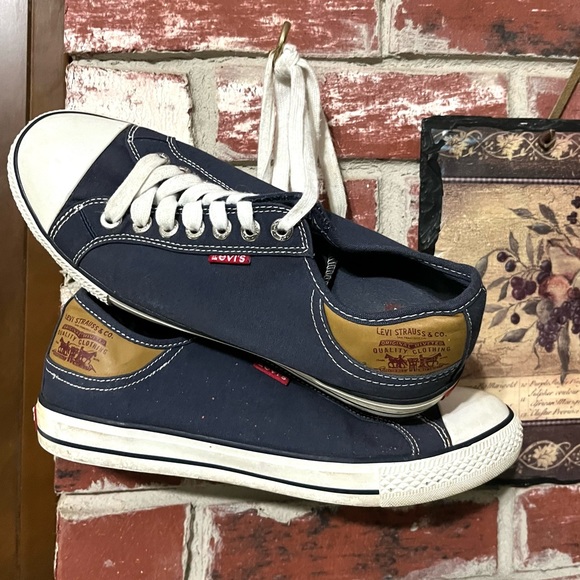 EUC. Levi’s denim look sneakers. Men’s size 8.5. - Picture 3 of 8